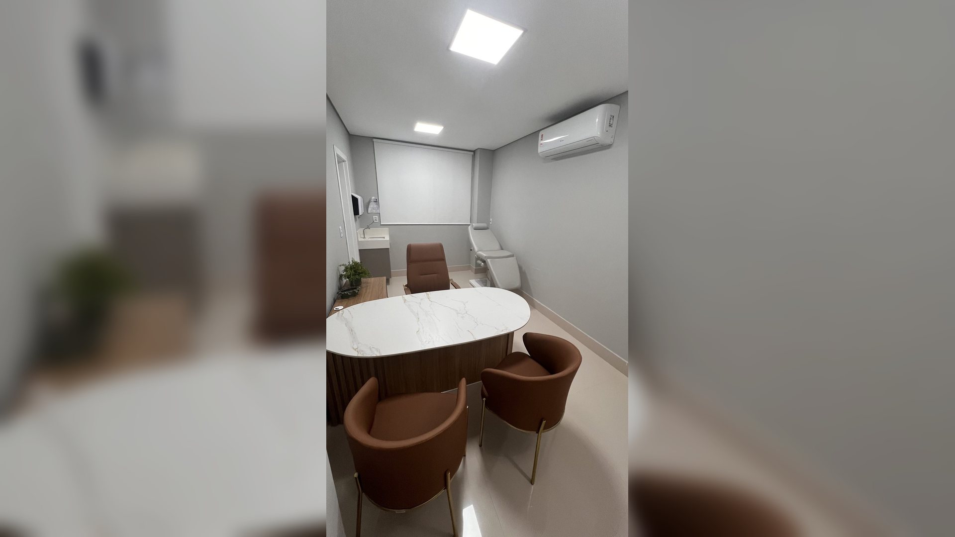 Consult&oacute;rio m&eacute;dico mobiliado na S&aacute;lus Clinic com mesa em m&aacute;rmore